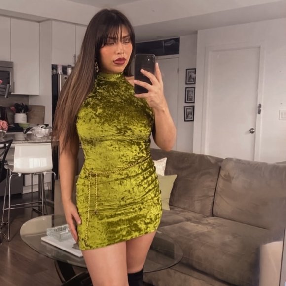 Hottie Couture Women's Green Velvet Sleeveless Halter Neck Bodycon Mini Dress - Picture 1 of 7